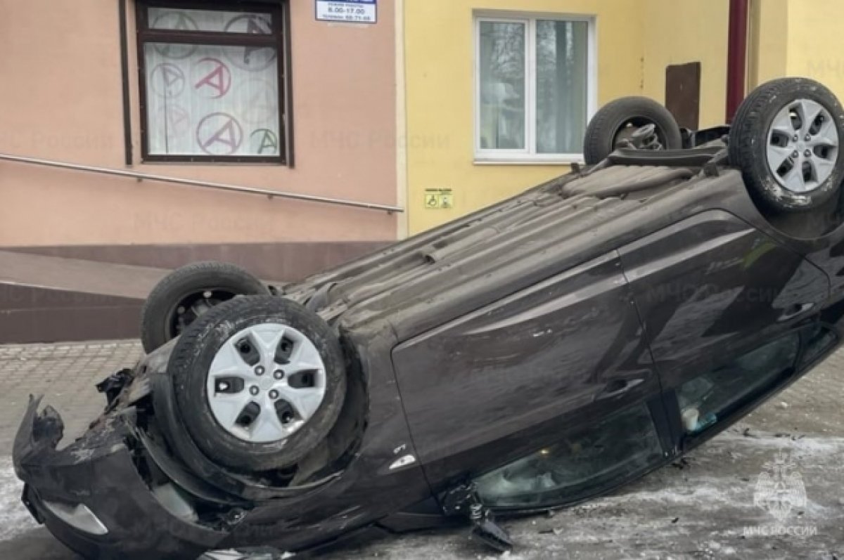 На улице Ульянова в Брянске перевернулся легковой автомобиль