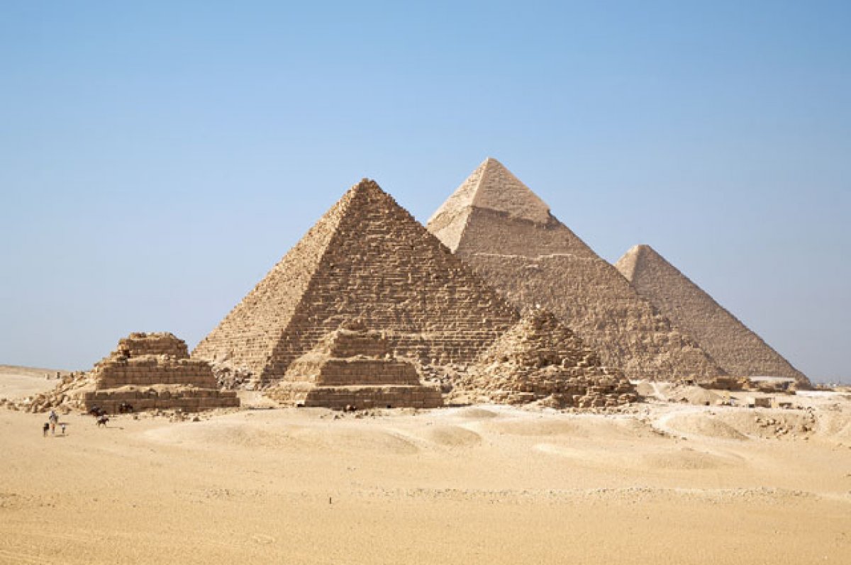 Модный дом Dior провел первый в Египте показ у подножия пирамид Гизы