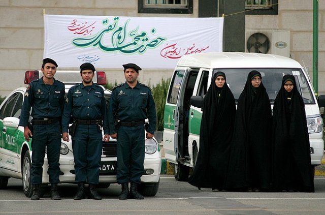 Назидательный патруль Сил правопорядка Исламской Республики Иран.
