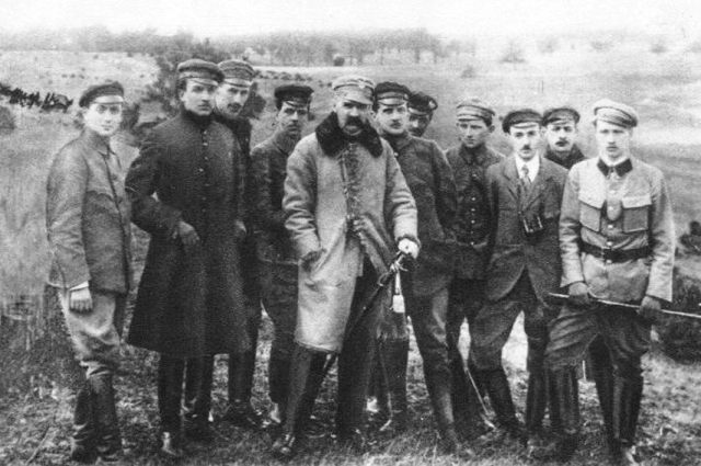 Юзеф Пилсудский с членами Польской военной организации, 1917 год.