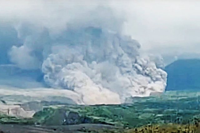 Страшное извержение вулкана в Индонезии