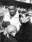 1965 год, Пеле подписывает свой автограф на футбольном мяче для Стефана Энгберга, молодого шведского болельщика, после товарищеской игры между Бразилией и Туребергсом.
