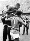 1958 год, Пеле из Бразилии празднует с товарищами по команде победу Бразилии в финале чемпионата мира FIFA над Швецией на стадионе Расунда в Стокгольме.