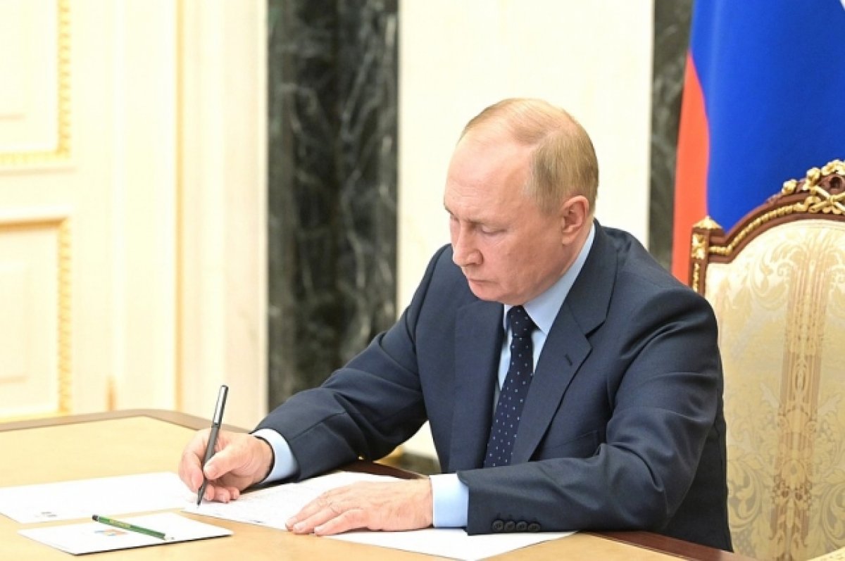 Путин подписал закон о бюджете РФ на 2023-2025 годы
