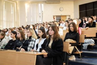 Первокурсникам читают лекции о правилах жизни в городе.