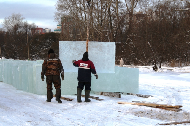 В Ижевске началось строительство ледового городка