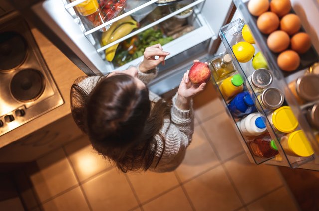 Слаба на холодильник. Почему мы не можем выдержать диету?