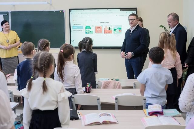 Алексей Текслер пообщался не только с педагогами, но и с детьми, которые вскоре получат новый корпус школы.