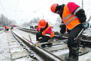 Первым делом взялись ремонтировать участок путей на улице Коминтерна.