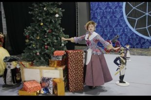 В спектакле все персонажи – яркие, заметные.
