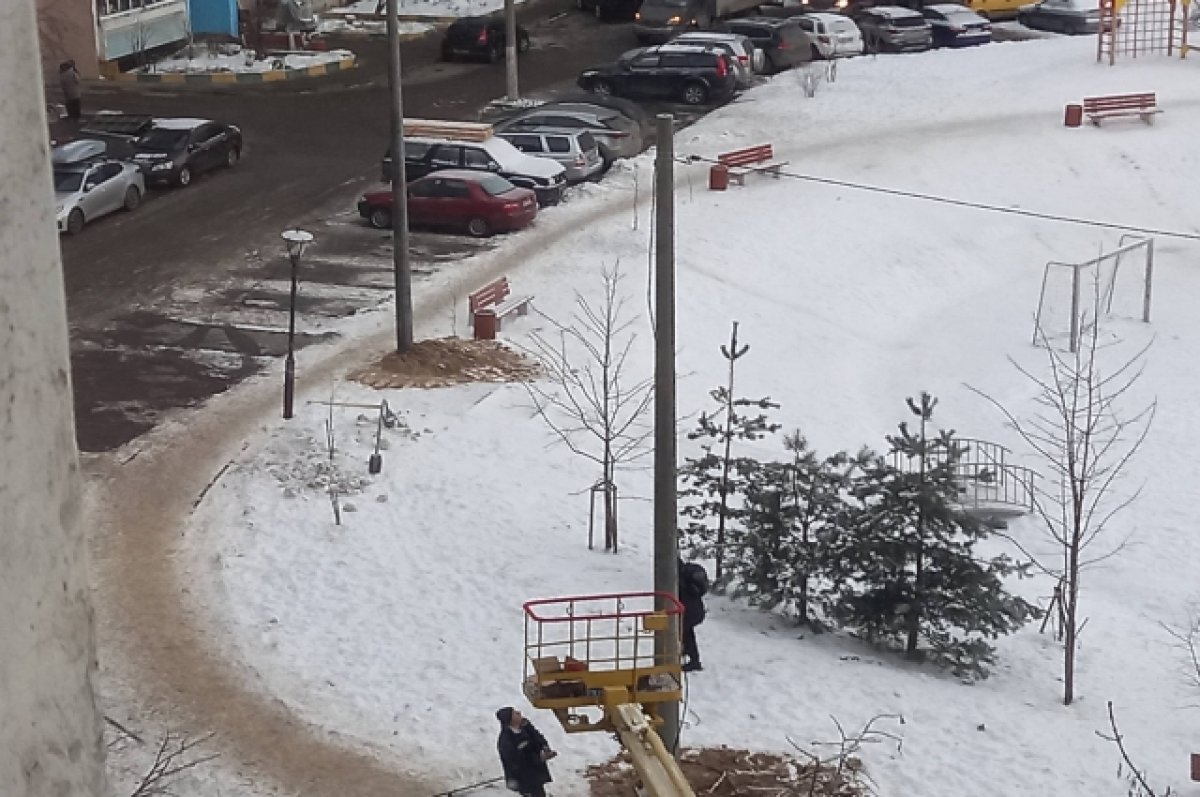 В Нижнем Новгороде перенесли фонари, которые ранее изуродовали две машины |  АиФ Нижний Новгород