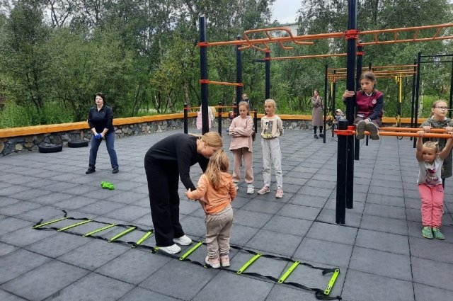 В Североморске была смонтирована современная детская площадка.