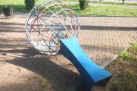 Металлическую конструкцию в виде земного шара в парке установили еще в 2016 году, все 5 лет она стояла крепко, никому на голову не падала.