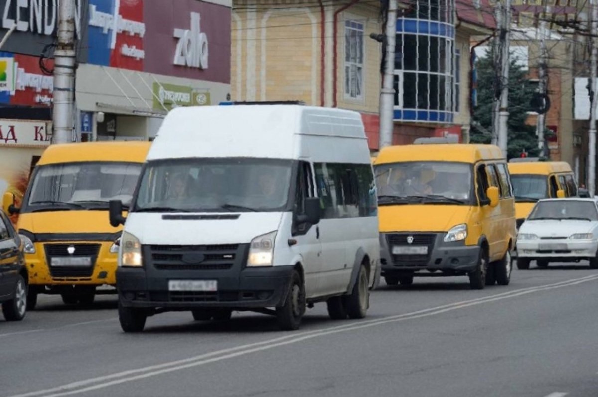 Омским перевозчикам запретят клеить рекламу на окна автобусов | АиФ Омск