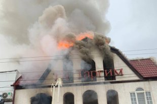 Взрыв был внизу, но затем огонь охватил весь торговый дом.