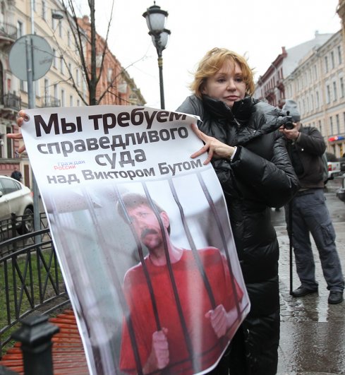 2011 год, Члены Российского гражданского союза на акции протеста перед посольством США, требующей вернуть домой предпринимателя Виктора Бута.