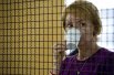2010 год, Алла Бут, жена Виктора Бута,  ждет прибытия своего мужа в уголовный суд Ратчада в Бангкоке для важного слушания, которое может решить, будет ли он экстрадирован в Соединенные Штаты.