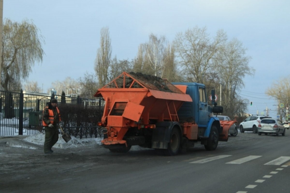 75 спецмашин и около 150 человек расчищали Брянск от снега 8 декабря