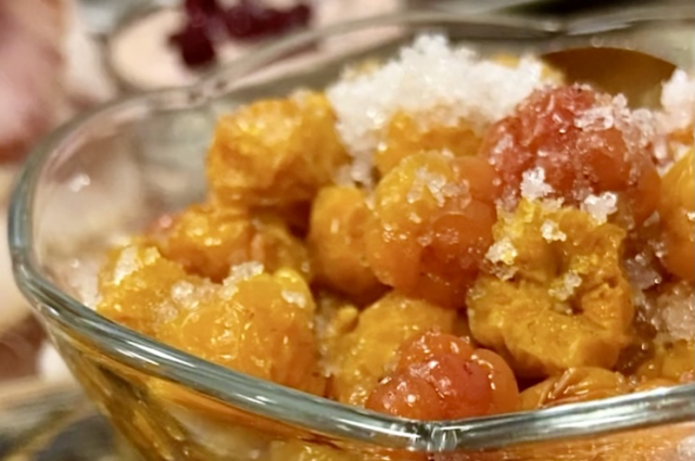 Дикорастущие ягоды морошки используют в лечебном и диетическом питании.