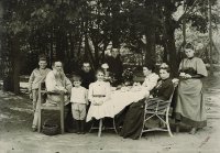 Семья графа Л.Н.Толстого. Андрей стоит в центре. 1892 г.