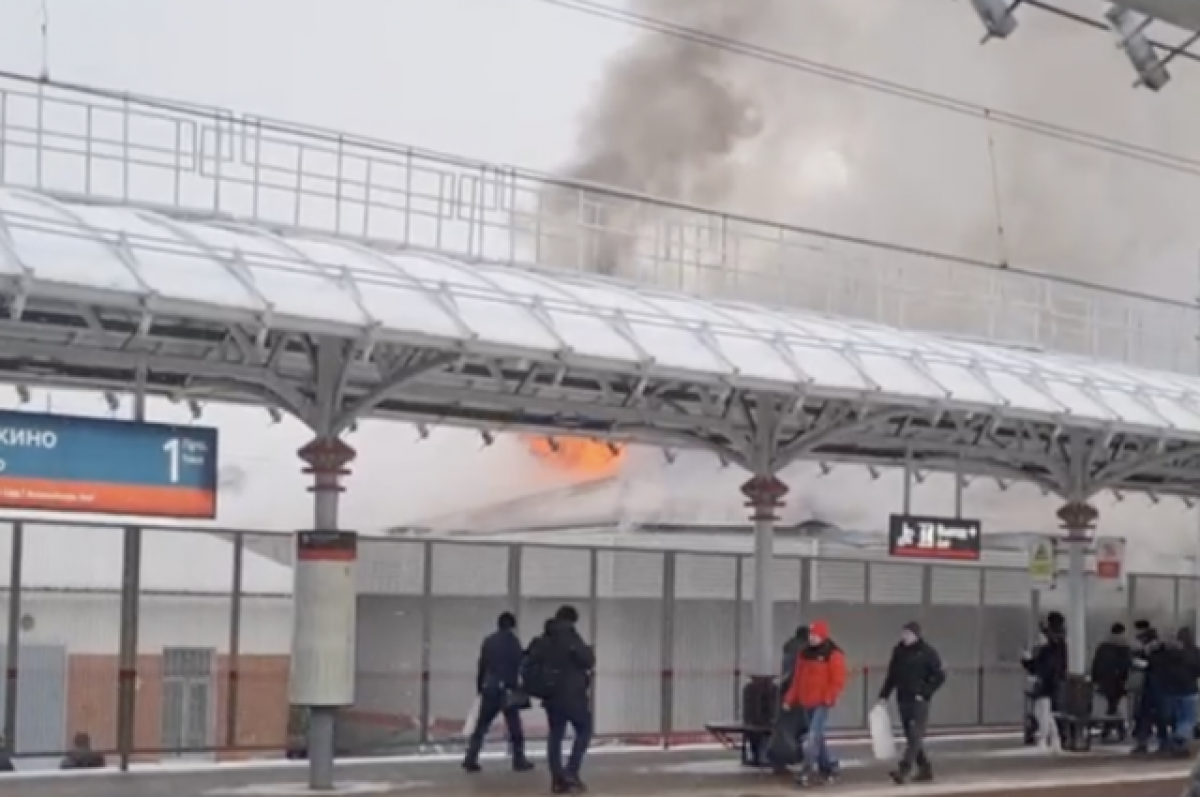 В Москве загорелось здание около станции МЦК «Владыкино»