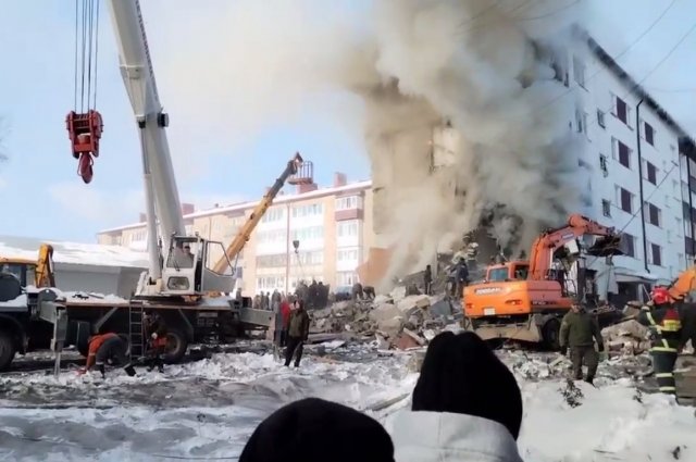 Люди из уцелевших подъездов пока не могут вернуться в квартиры. 