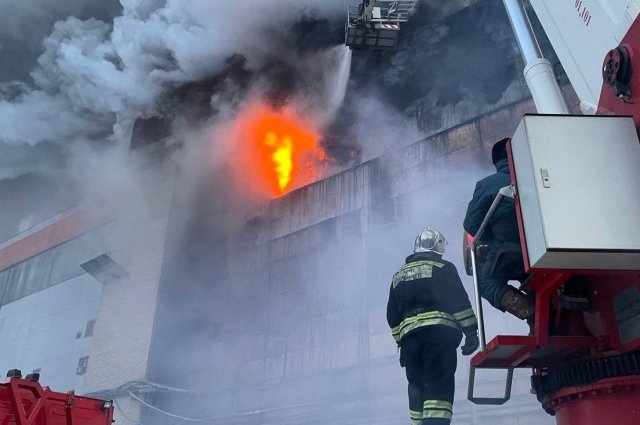Пожар на шинном заводе в Барнауле.