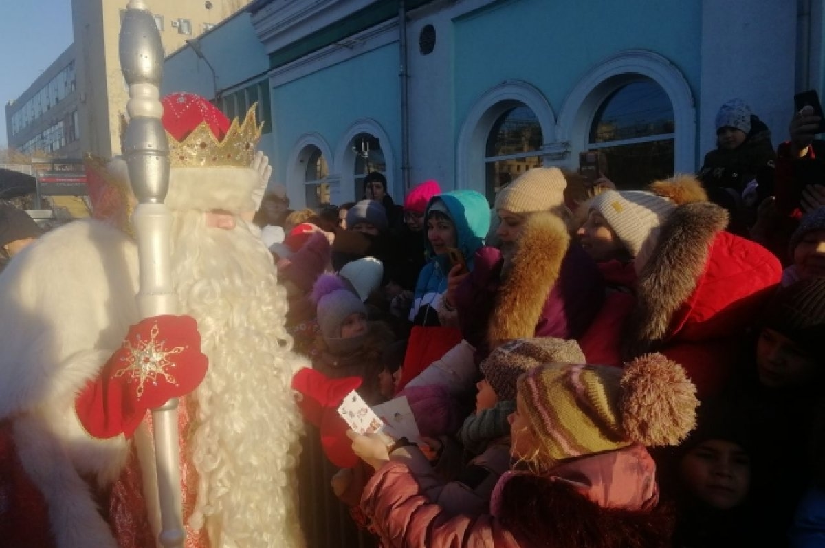 Станции деда мороза. Резиденция Деда Мороза в Москве 2023 на вокзале. Поезд Деда Мороза 2022. Великий Устюг новый год. Встреча Деда Мороза и Снегурочки.