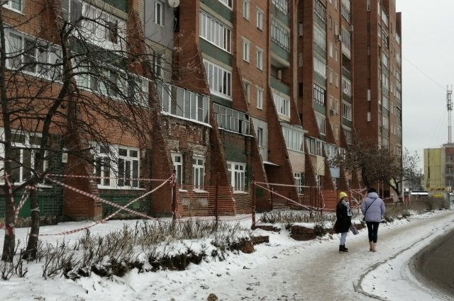 С фасада дома по ул. Труфанова уже вываливаются кирпичи.