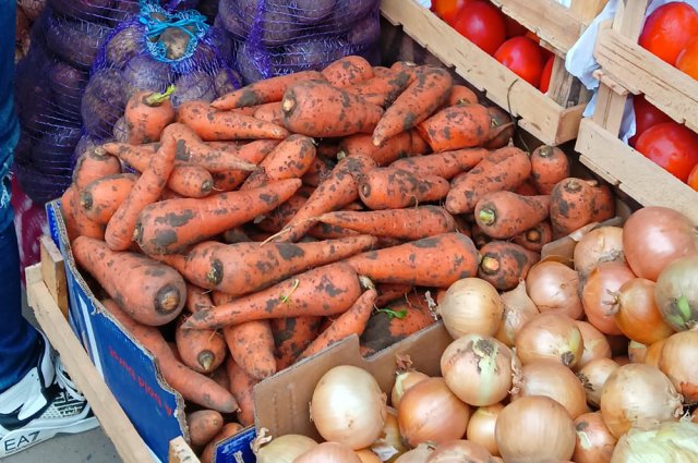 Пока на рынках и в магазинах нет никакого дефицита овощей и фруктов.