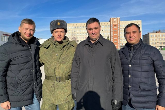 Вместе с мэром Иркутска Русланом Болотовым и депутатом Госдумы Сергеем Теном Евгений Стекачёв встречается с мобилизованными жителями Приангарья.