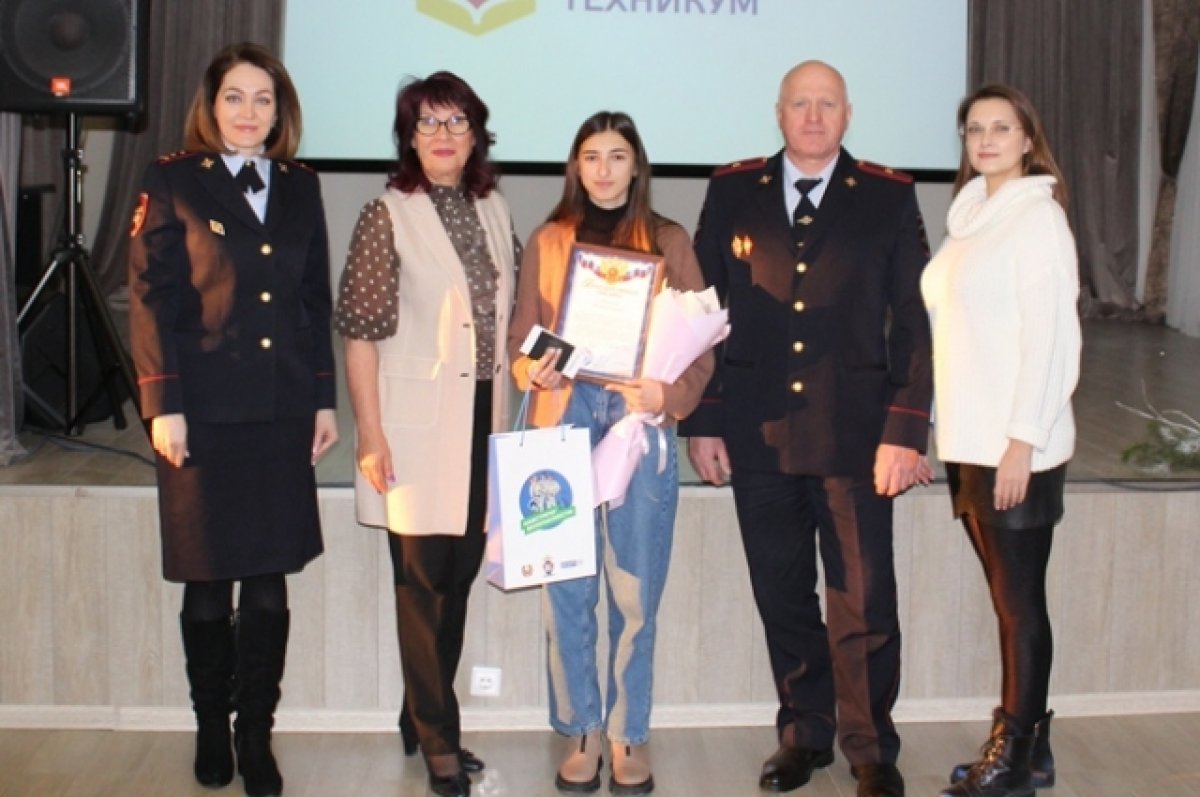 В Барнауле наградили девушку, которая спасла ребенка на дороге