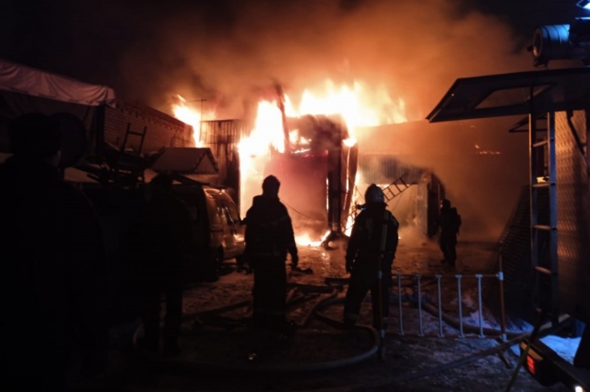 В Томске пожарные спасли пятерых человек из горящего дома на Алтайской |  АиФ Томск