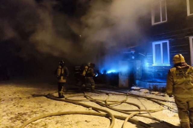 В Красноярске ночью 15 декабря загорелся двухэтажный дом из бруса.