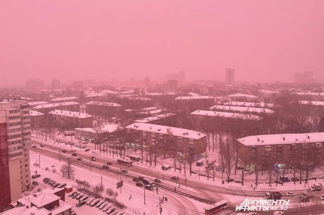 Интенсивно розовым было небо в Мотовилихе.