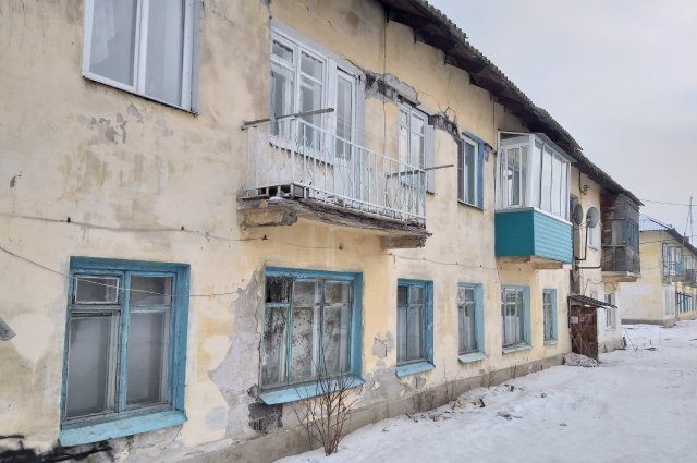 Проживающие в столетнем аварийном доме оренбуржцы просят у чиновников переселения.