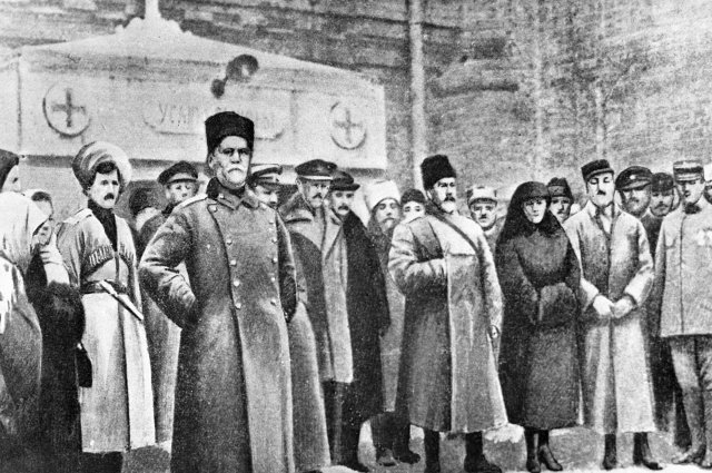 Антон Деникин (на переднем плане) возлагает венок на могилу генерала Михаила Алексеева в Екатеринодаре (Краснодар).