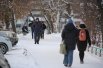 На оживлённых улицах Новосибирска успевают вовремя убирать снег с пешеходных дорожек.