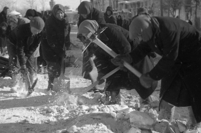 Жители г. Калинина на расчистке улицы Советской после освобождения города.
