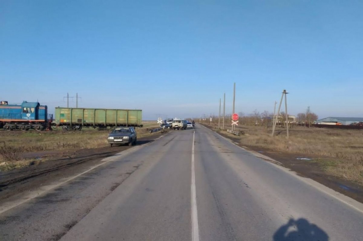 В Ростовской области «УАЗ» врезался в тепловоз