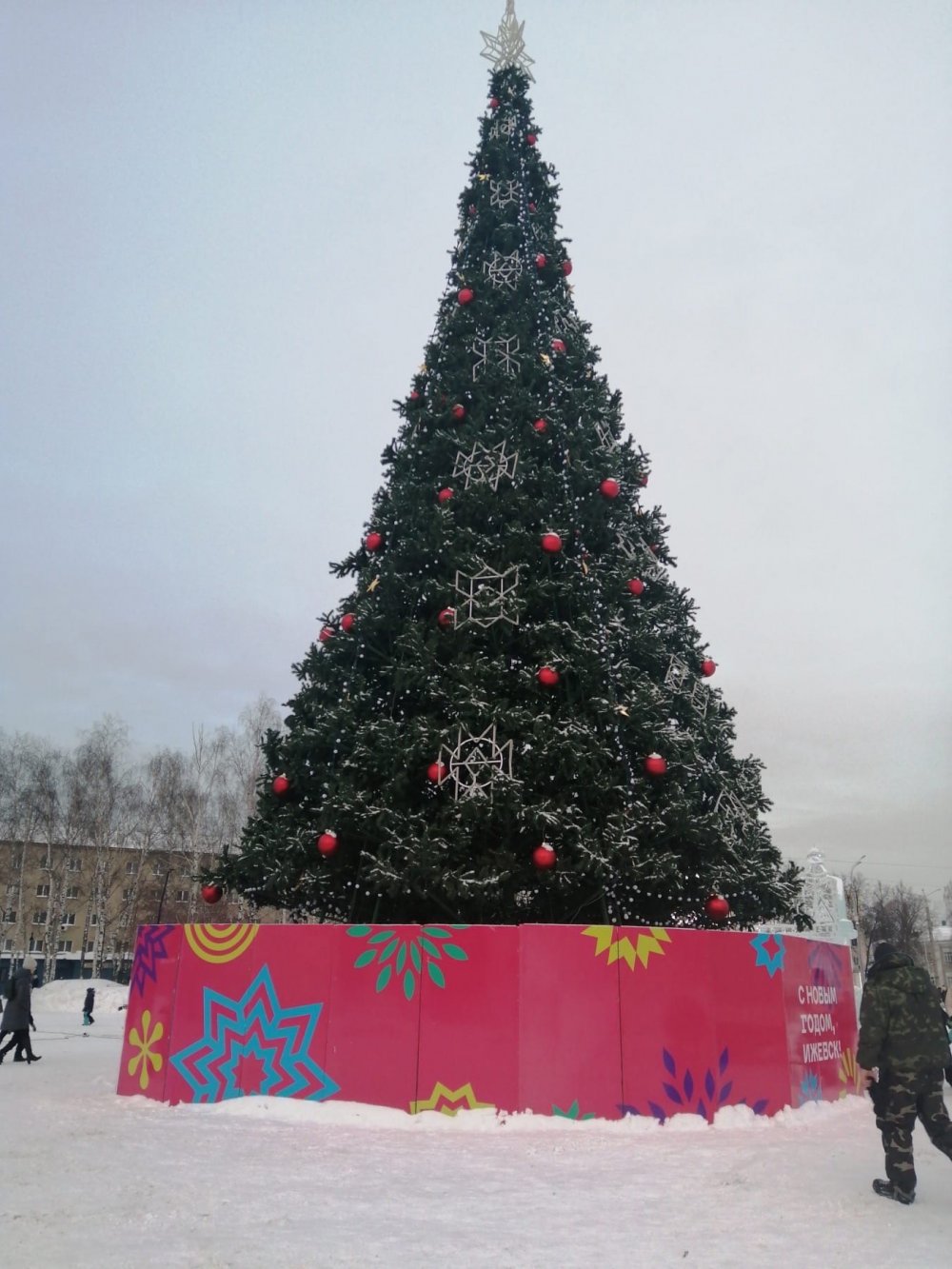 Елка на Центральной площади Ижевска. Фотолента | АиФ Удмуртия