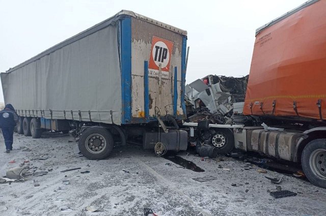 На 929 км трассы Р-255 столкнулись легковой автомобиль и два грузовика.