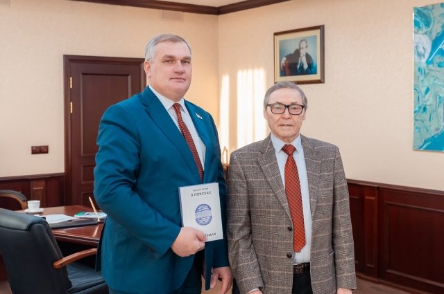 Спикер думы Нижневартовска Алексей Сатинов провёл рабочую встречу с депутатом думы Югры Еремеем Айпиным.