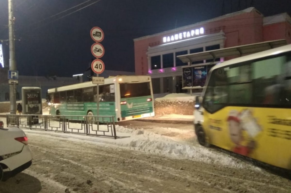 Снегопад спровоцировал 20 декабря пробки и аварии в Барнауле