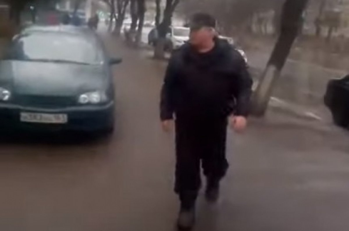Видео: автохам напал на прохожего в Азове