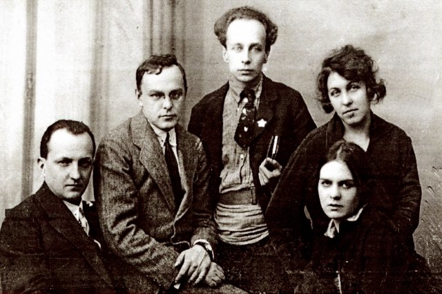 Николай Столов (в центре) с коллегами из краеведческого отдела УОНБ, 1 января 1926 года.