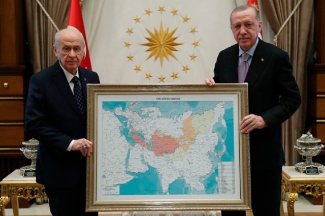Девлет Бахчели и Реджеп Эрдоган с картой «турецкого мира». 