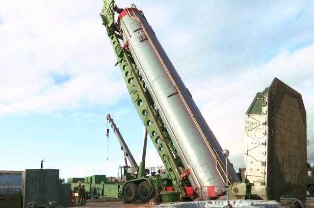 Межконтинентальная баллистическая ракета ракетного комплекса стратегического назначения «Авангард» во время установки в пусковую шахту в Оренбургской области.