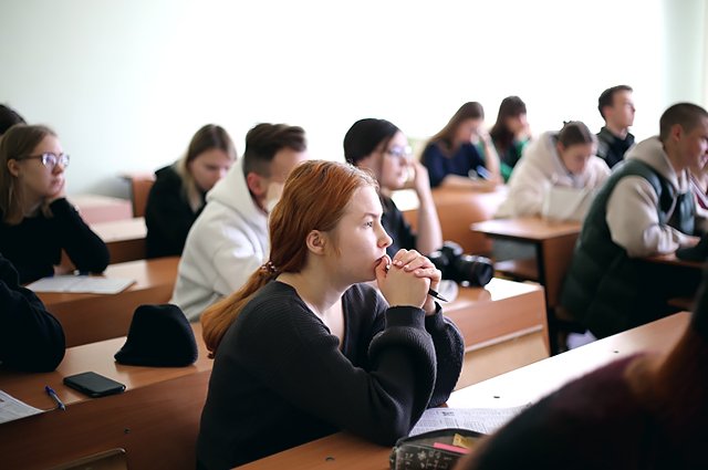 На занятия студенты тоже стараются одеваться потеплее.