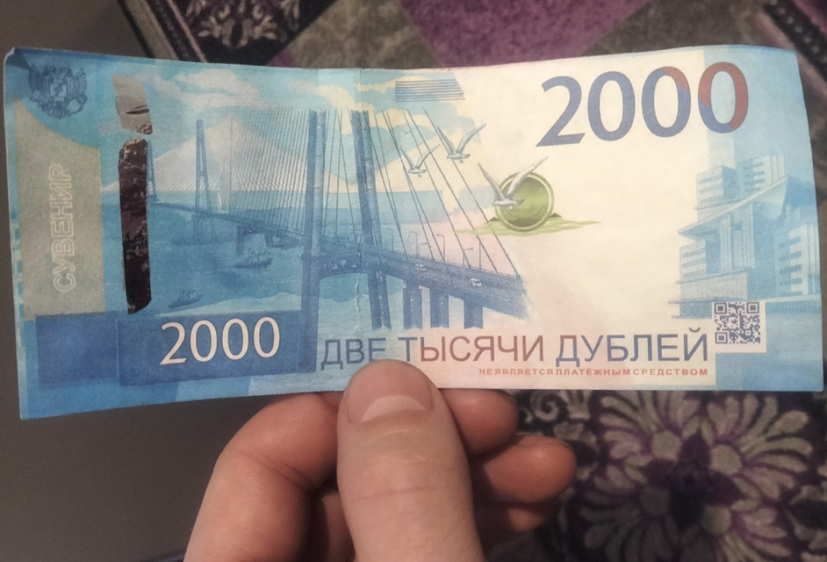 В Новосибирске пассажирка дала кондуктору фальшивые 2000 рублей за проезд